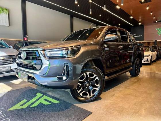 TOYOTA HILUX 2.8 D-4D TURBO DIESEL CD SRV 4X4 AUTOMÁTICO